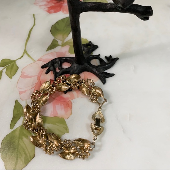 VINTAGE LEAF AND BERRY CLUSTER BRACELET IN GOLD TONE - Picture 8 of 16